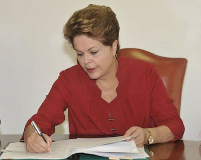 Dilma assinando