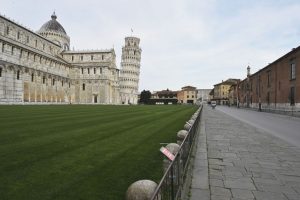 Torre de Pisa vazia por conta do coronavírus - luto de viagem